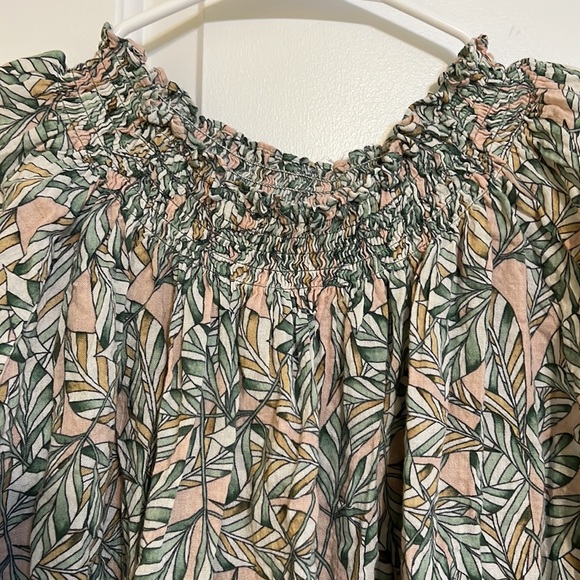 Pretty tropical 🌴 top / can wear off-shoulder style - Picture 2 of 6